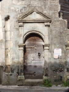 Vieille porte à Rions