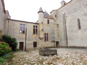Cour de l'Abbaye de Saint-Ferme, Gironde